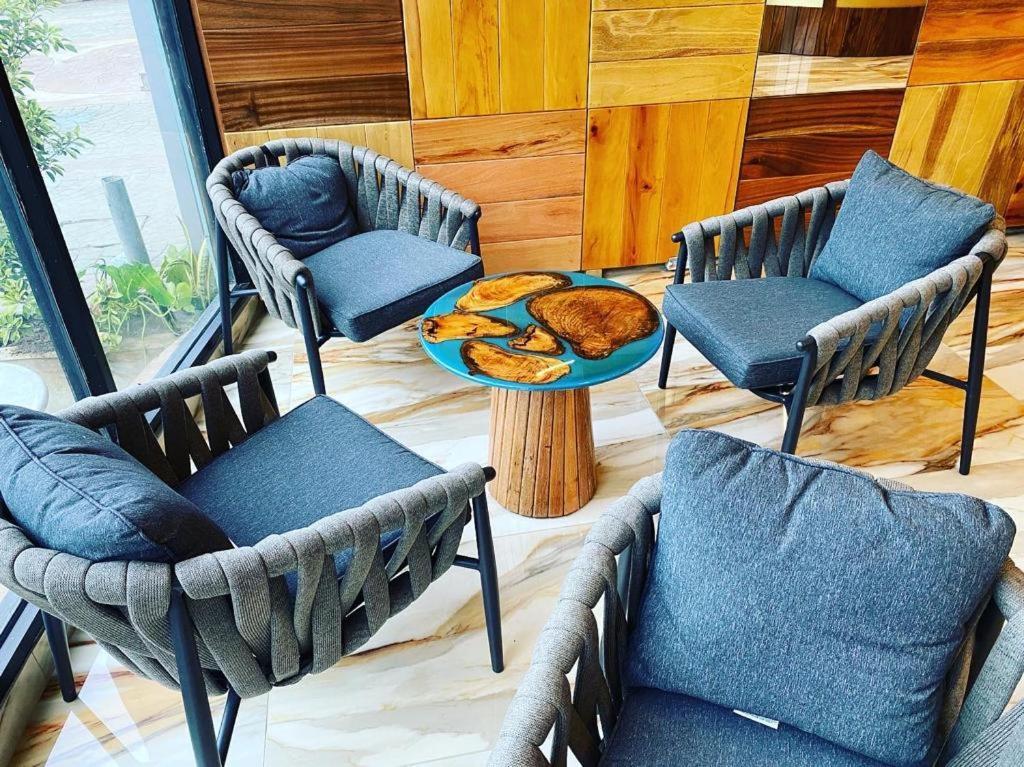 Murex Plaza Hotel & Suites Монровия Экстерьер фото